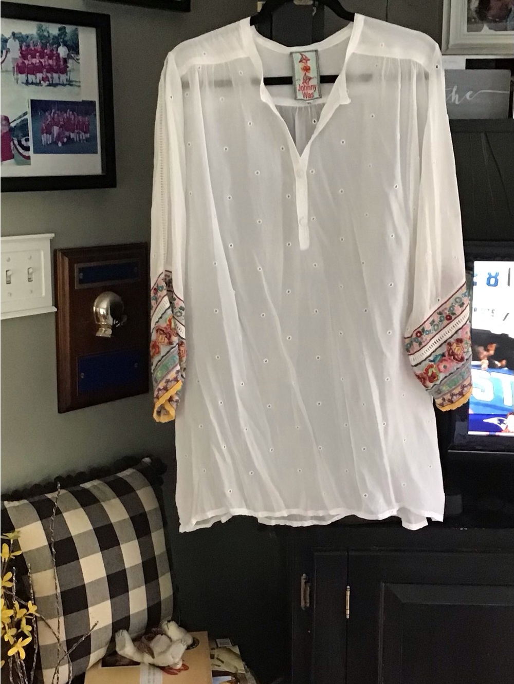 Johnny Was - new, no tag, White Eyelet Tunic/ gorgeous Embroidered Cuffs XL